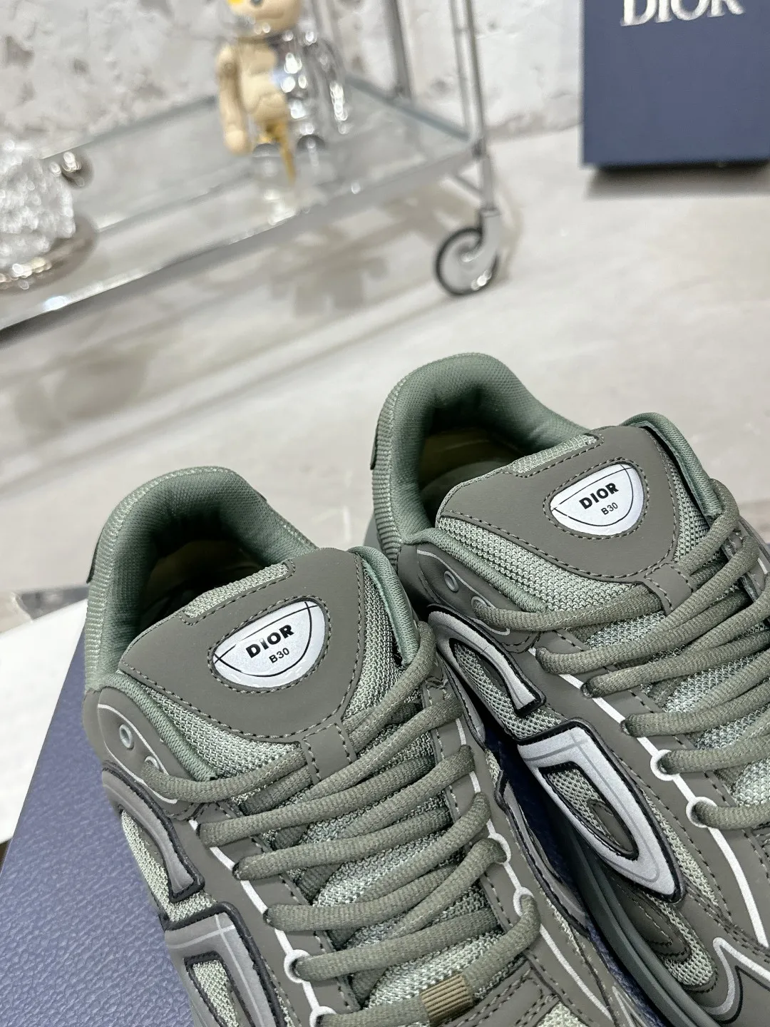 Men's men's shoes 💰600❤️❤️❤️High version Dior Dior's latest color matching B30 series reflective dad sneakers original 17380💰 purchased for development and production Brand new B30 sneakers Dad Shoes style shoes that follow the trend of the retro market The Dior logo on the tongue also indicates that this pair of shoes is the B30 model! B30 uses fine-textured leather and mesh cloth materials to form a shoe body. There are conspicuous letters CD on both sides of the shoe body to indicate identity. Many lines on the shoe body outline details to make the shoes look less monotonous and full of retro flavor. The delivery counter is exquisitely packaged🛍📦 ▪️Fabric: Original customized technical fabric + mesh ▪️Inner lining: Customized breathable lining ▪️Outsole: Original molded IP foam + TPU outsole ▪️Sole thickness: 3.5CM ▪️Size: Women’s size 35-40 / Men’s size 39-46